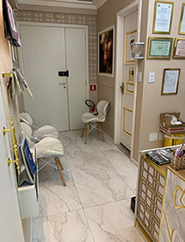 Aluguel de consltório dentarios na freguesia. Equipado para atendimento e estacionamento no local - site dentistasrio.com.br/><br>
       Entrada e acesso ao banheiro</div></p>  
       <div class=